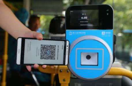 公交車上使用微信掃碼支付，掃碼支付前景巨大