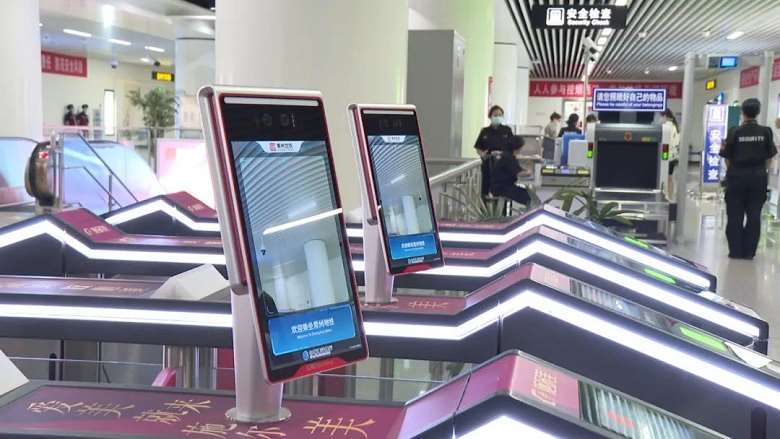 近日，上海網(wǎng)信辦整治地鐵站自動(dòng)售貨機(jī)刷臉支付違規(guī)收集個(gè)人信息