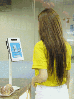 消費(fèi)者使用蜻蜓刷臉支付付款