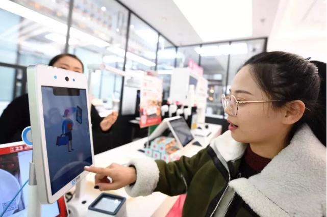 消費(fèi)者使用蜻蜓刷臉支付付款